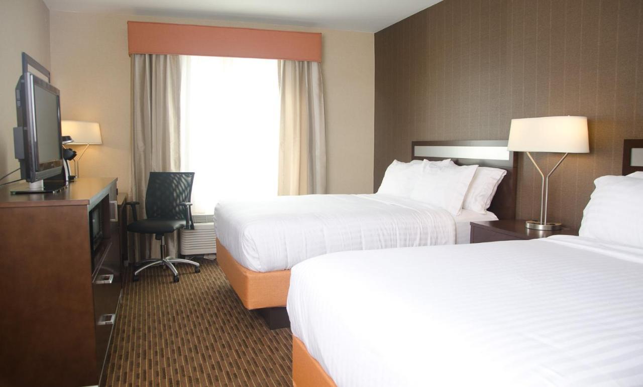 Holiday Inn Express Hotel & Suites Watertown - Thousand Islands By Ihg Bagian luar foto