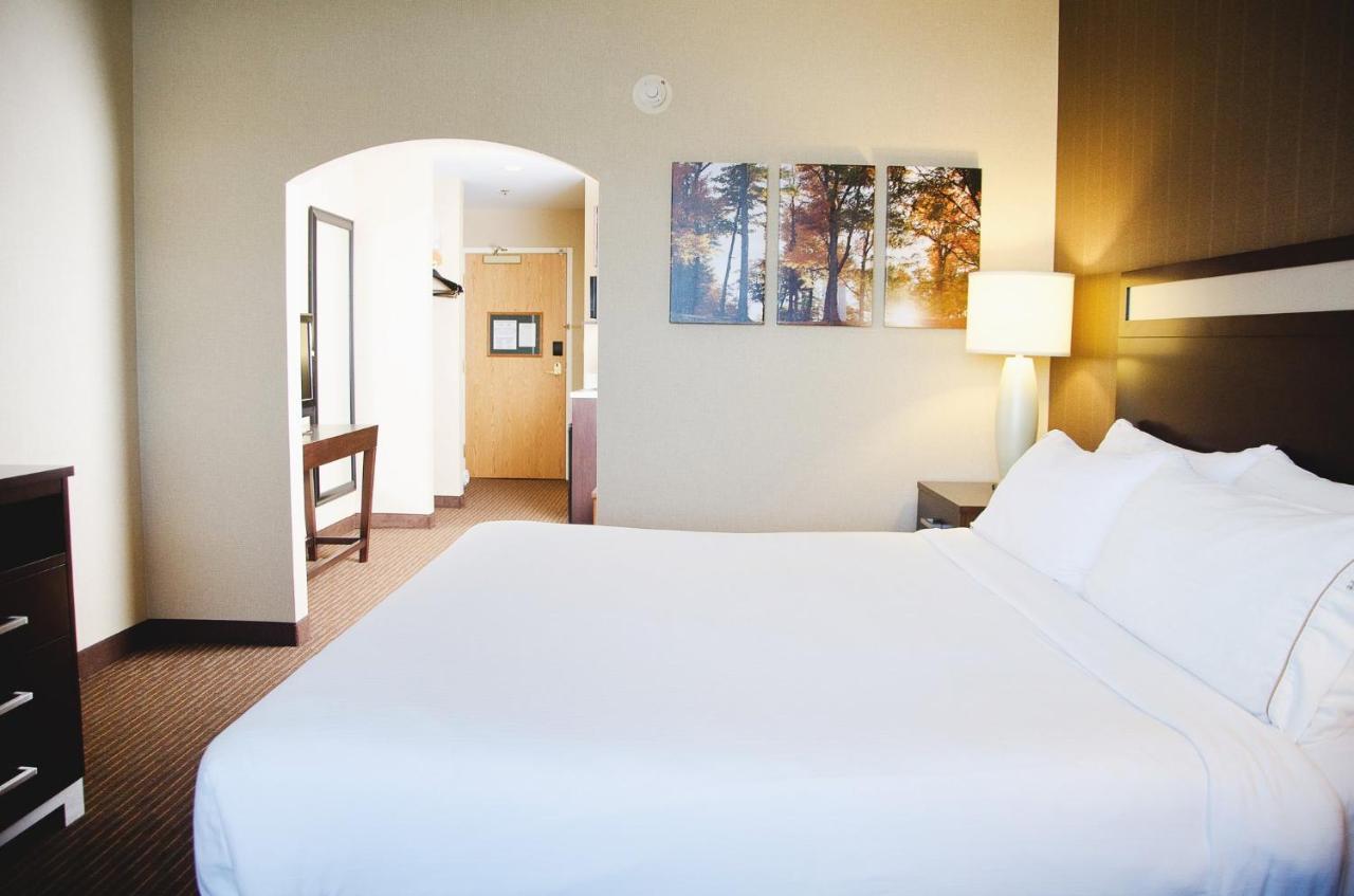 Holiday Inn Express Hotel & Suites Watertown - Thousand Islands, An Ihg Hotel Bagian luar foto