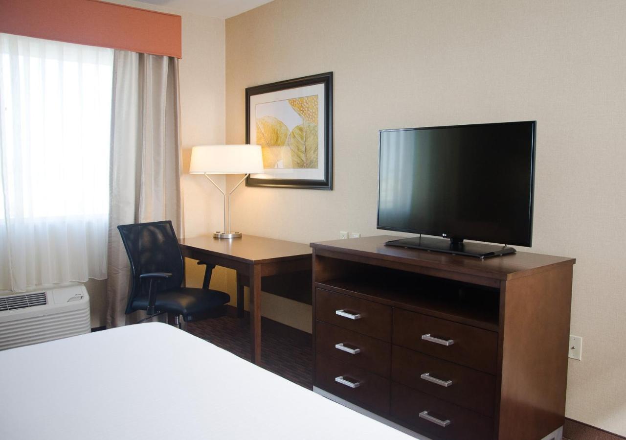 Holiday Inn Express Hotel & Suites Watertown - Thousand Islands By Ihg Bagian luar foto