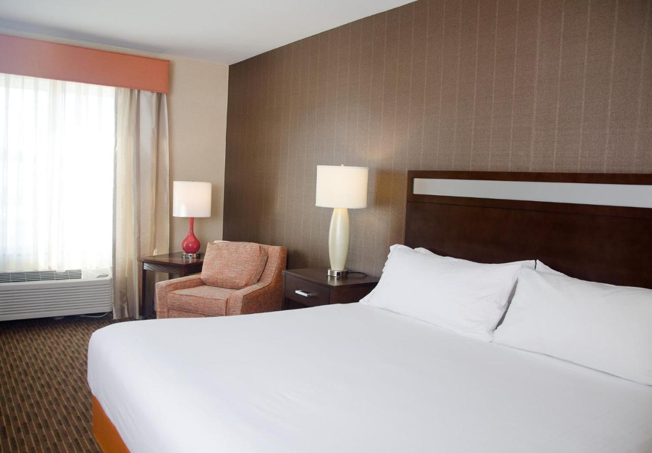 Holiday Inn Express Hotel & Suites Watertown - Thousand Islands By Ihg Bagian luar foto