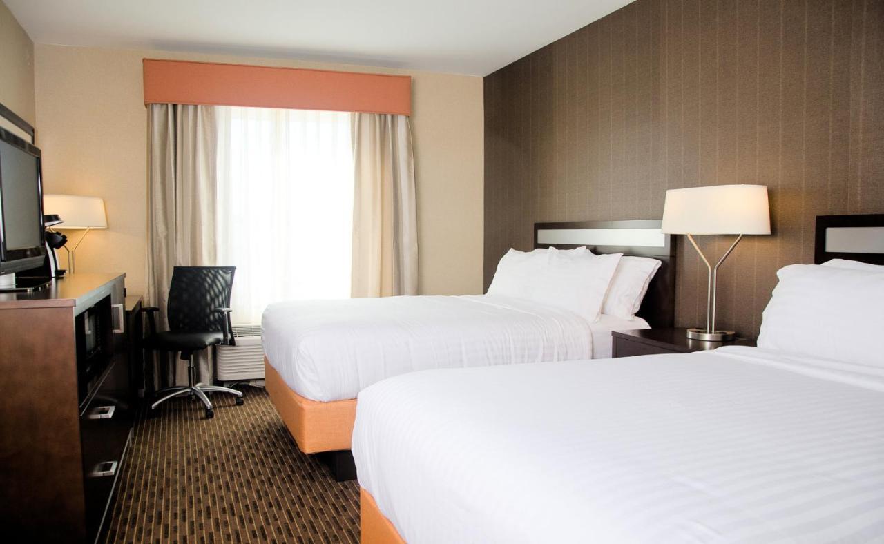 Holiday Inn Express Hotel & Suites Watertown - Thousand Islands By Ihg Bagian luar foto