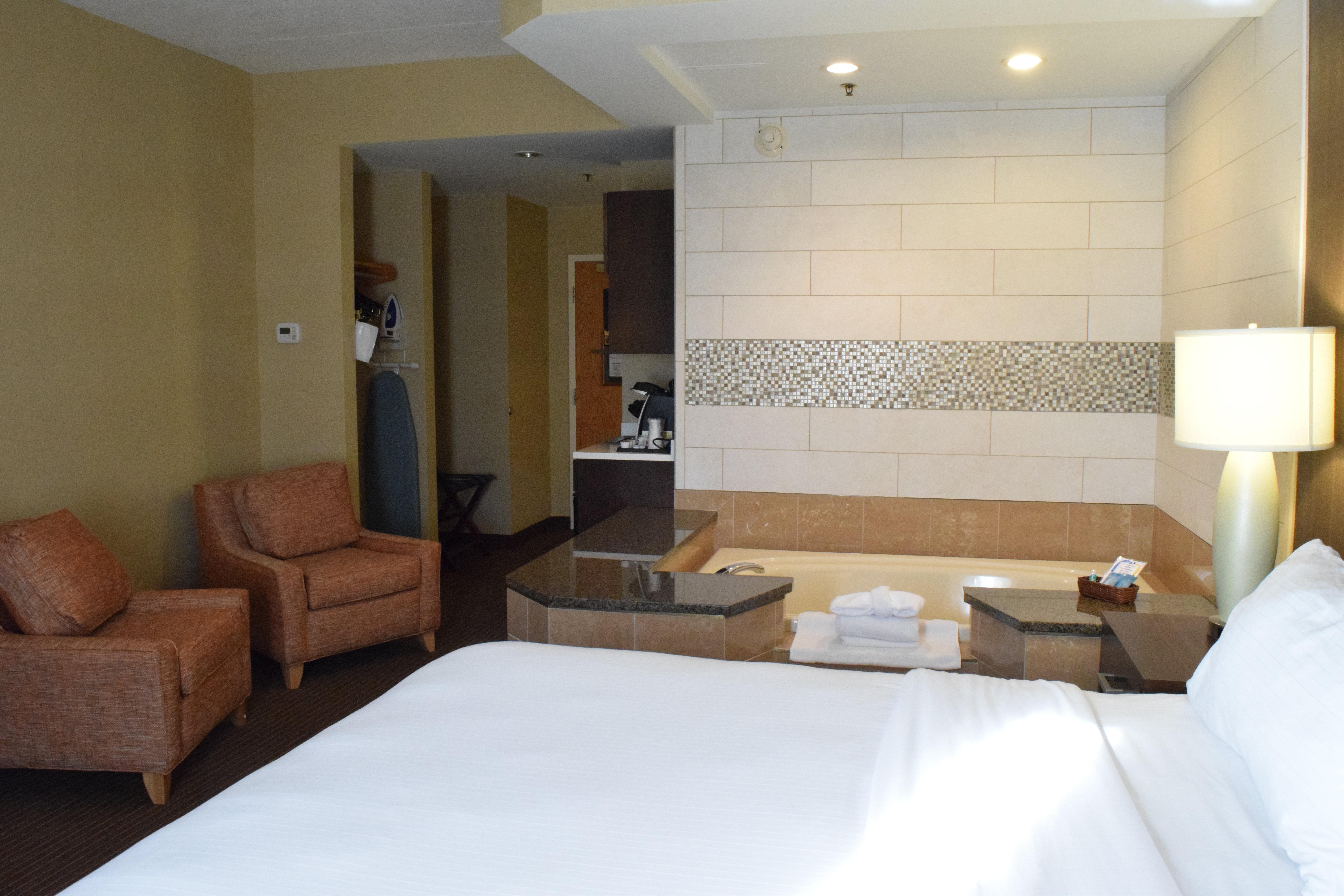 Holiday Inn Express Hotel & Suites Watertown - Thousand Islands By Ihg Bagian luar foto