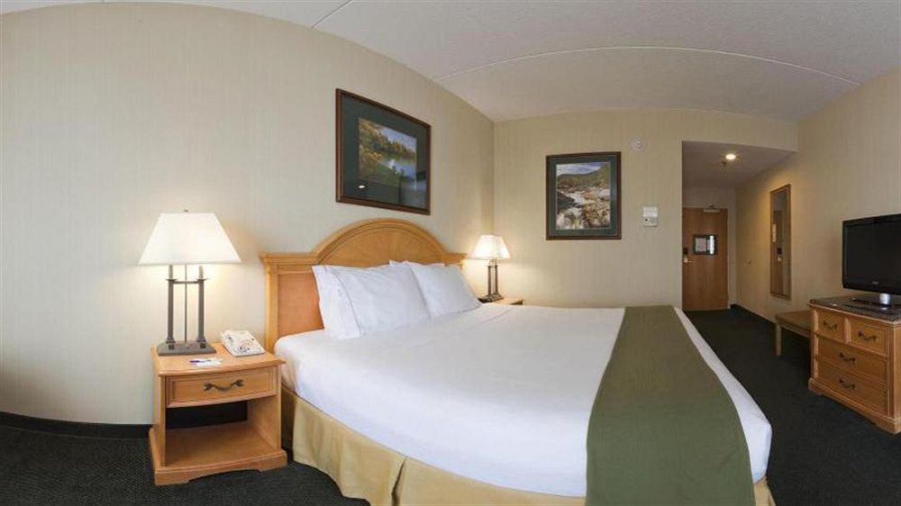 Holiday Inn Express Hotel & Suites Watertown - Thousand Islands By Ihg Bagian luar foto