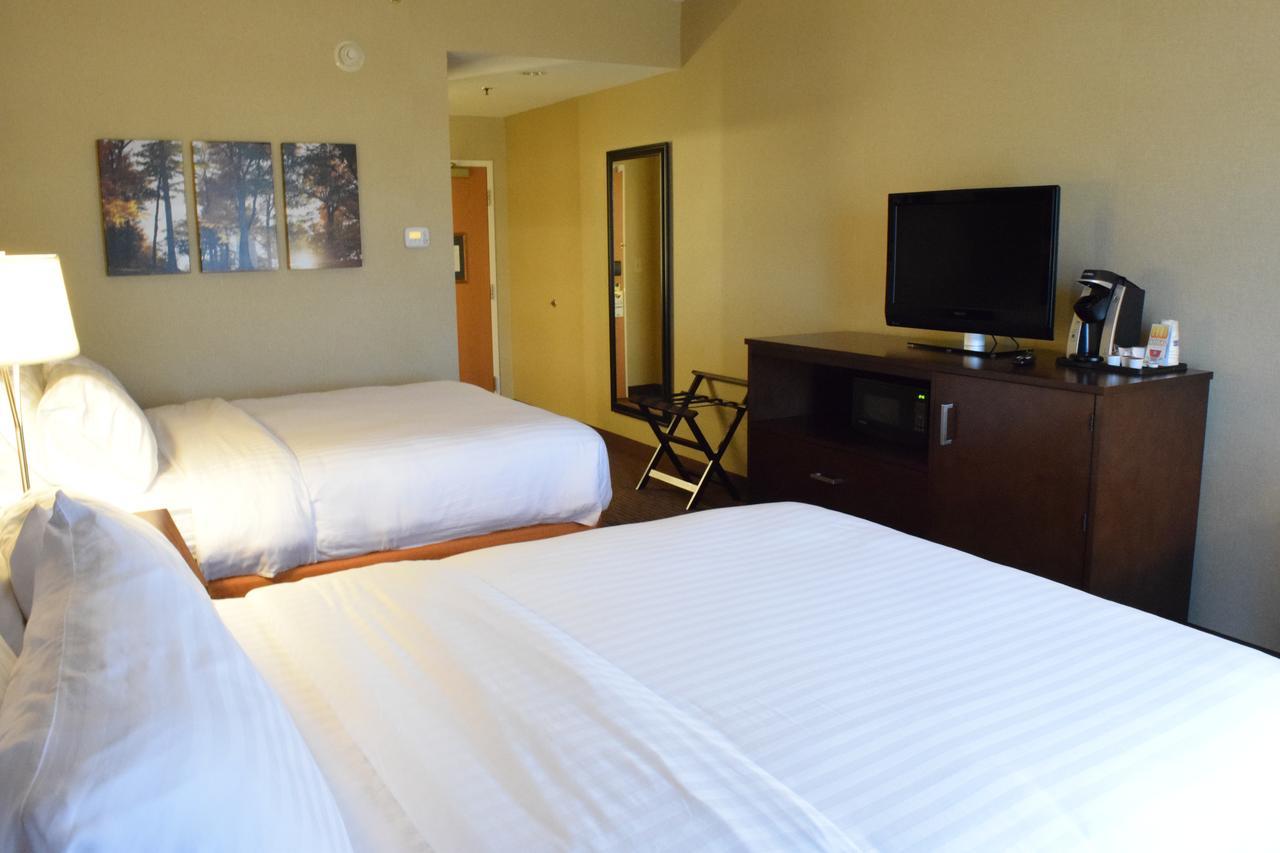 Holiday Inn Express Hotel & Suites Watertown - Thousand Islands By Ihg Bagian luar foto