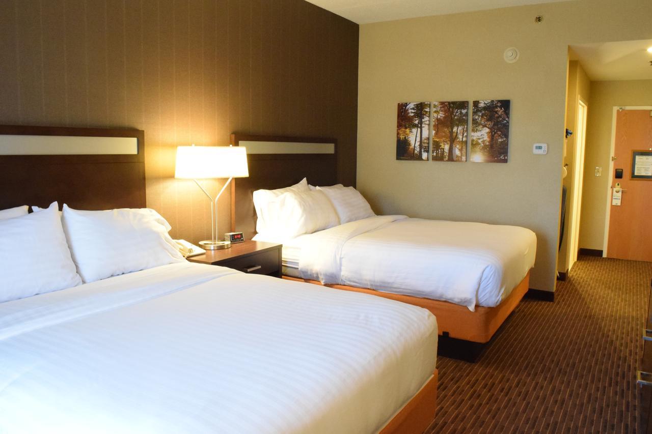 Holiday Inn Express Hotel & Suites Watertown - Thousand Islands By Ihg Bagian luar foto