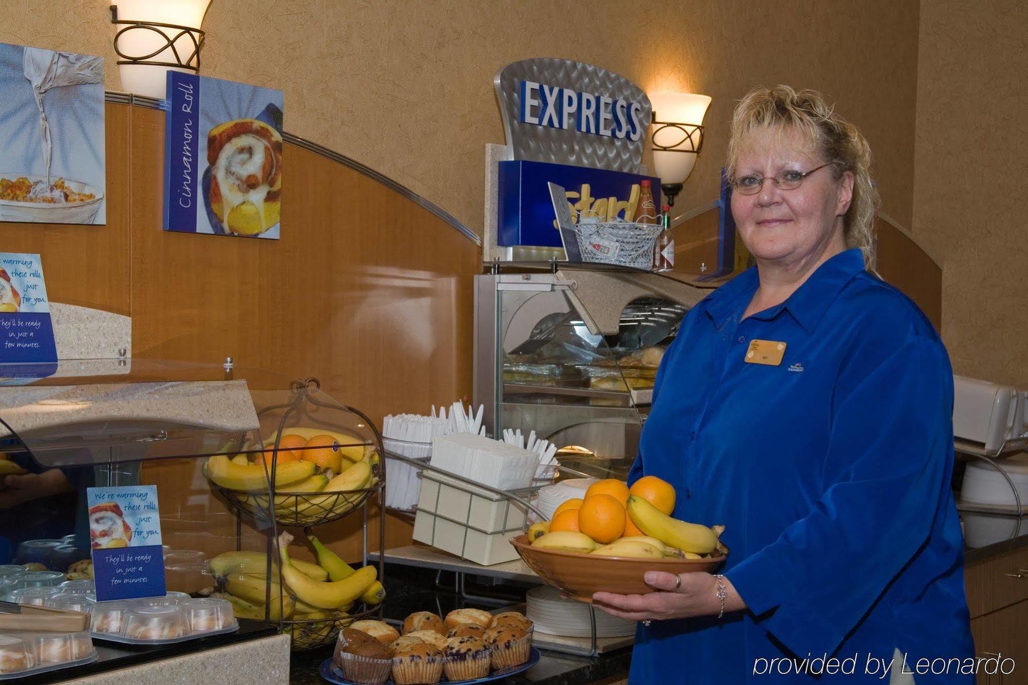 Holiday Inn Express Hotel & Suites Watertown - Thousand Islands By Ihg Bagian luar foto