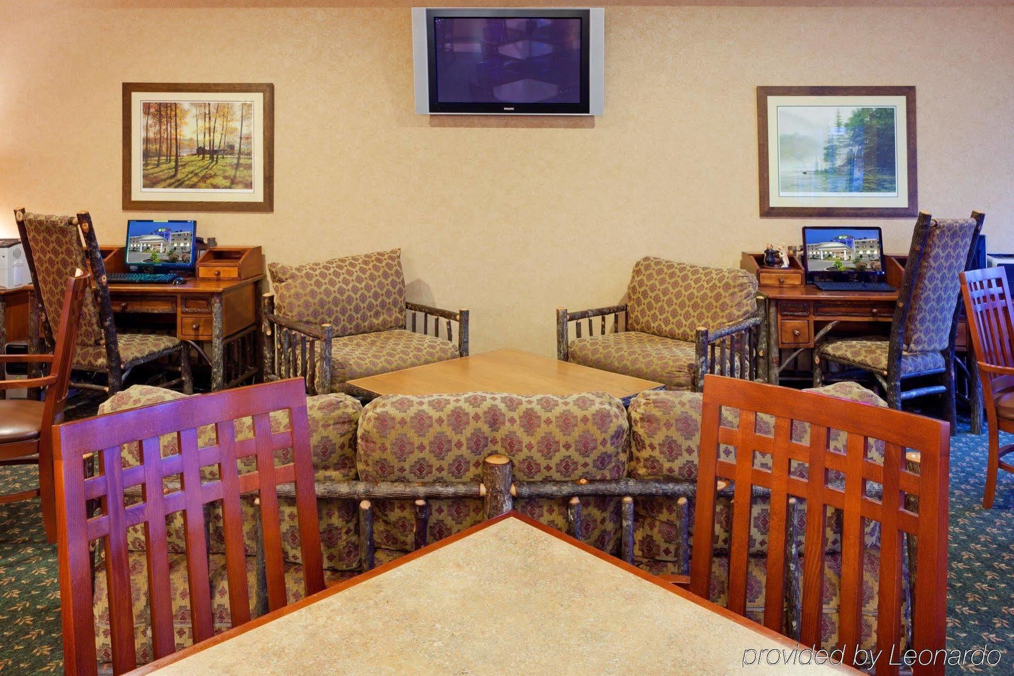 Holiday Inn Express Hotel & Suites Watertown - Thousand Islands By Ihg Bagian luar foto