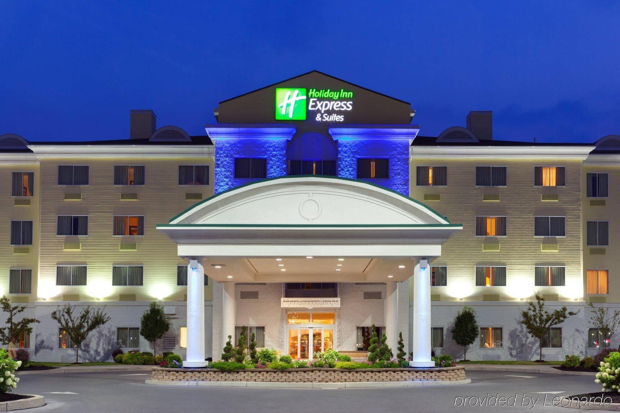 Holiday Inn Express Hotel & Suites Watertown - Thousand Islands By Ihg Bagian luar foto