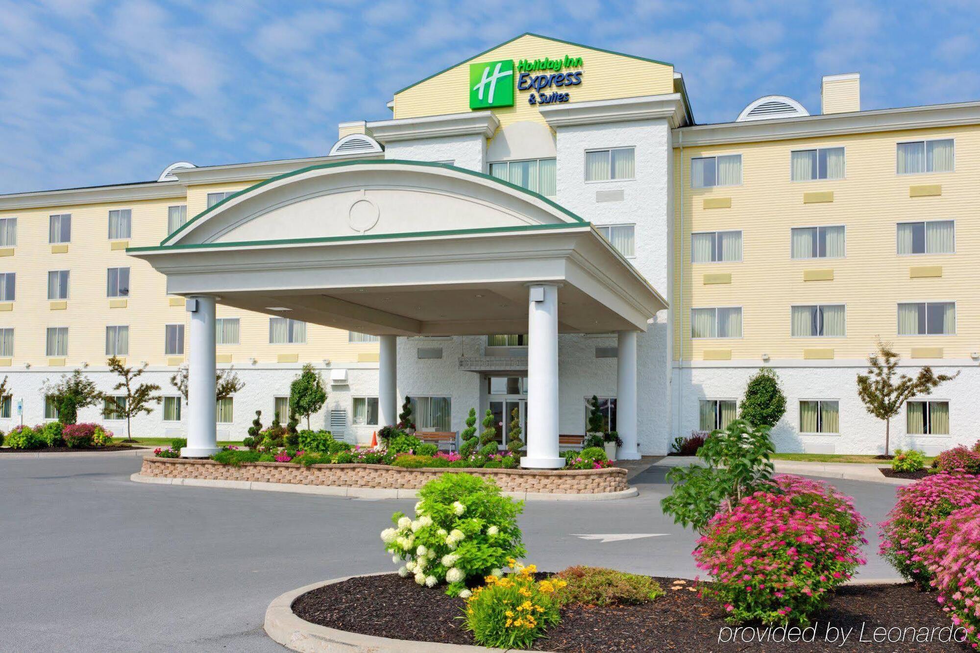 Holiday Inn Express Hotel & Suites Watertown - Thousand Islands By Ihg Bagian luar foto